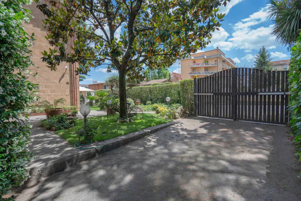 Giardino con vista sul cancello principale - A Casa di Camillo