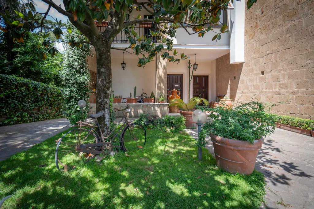 Giardino con vista sul portone - A Casa di Camillo