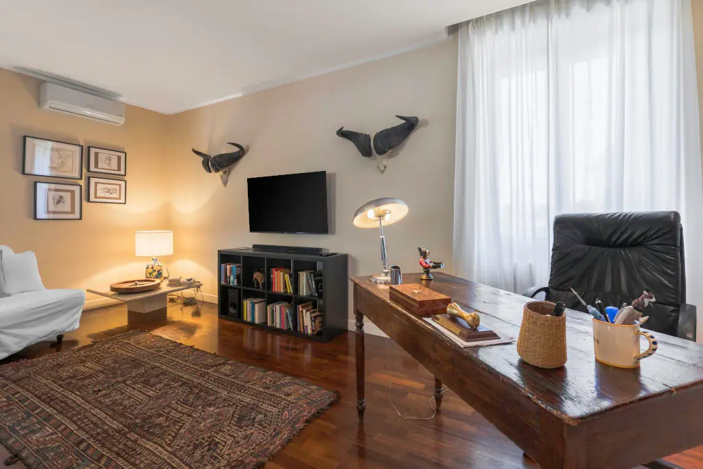 Scrivania, divano e televisione - A Casa di Camillo